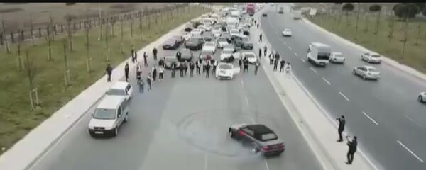 Lüks otomobilli düğün konvoyu yol kapatıp drift yaptı - Sputnik Türkiye