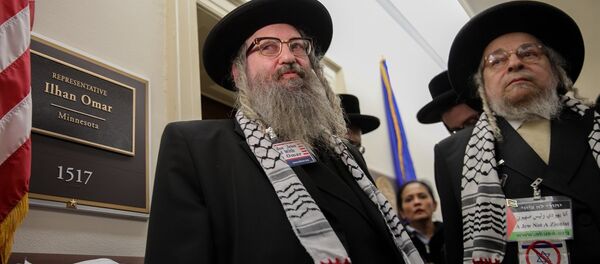 Siyonizm karşıtı Ortodoks Yahudileri, İsrail açıklamaları sebebiyle anti-semitizm tartışmalarının odağına yerleşen ABD Temsilciler Meclisi üyesi Ilhan Omar'a destek ziyaretinde bulundu. - Sputnik Türkiye