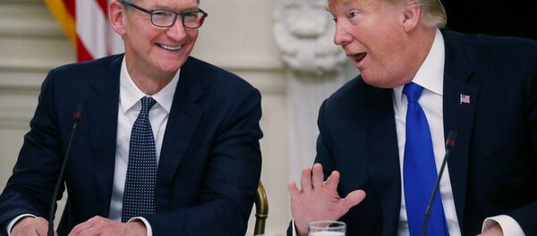 ABD Başkanı Donald Trump ve Apple CEO'su Tim Cook - Sputnik Türkiye