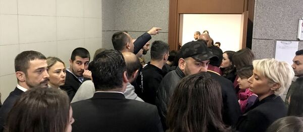 Oyuncu Ahmet Kural'ın , şarkıcı Sıla Gençoğlu'na karşı 'hakaret, tehdit ve kasten yaralama' suçlarından 5 yıla kadar hapis cezası istemiyle yargılanmasına başlandı. - Sputnik Türkiye