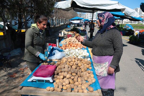 Diyarbakır’da, Türkiye’nin ilk kadın semt pazarı olma özelliği taşıyan Jiyan Semt Pazarı - kadın - pazar - patates - Sputnik Türkiye