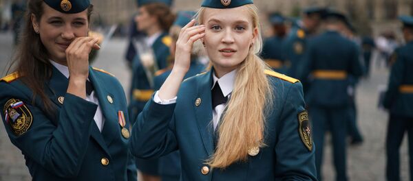 Zor görevlerini layıkıyla yerine getiren Rus kadın askerler - Sputnik Türkiye