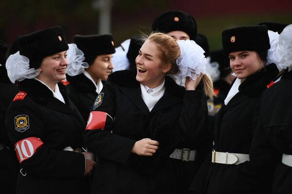 Zor görevlerini layıkıyla yerine getiren Rus kadın askerler - Sputnik Türkiye