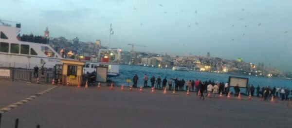 Eminönü'nde arabalı vapura gitmek üzere olan bir otomobil denize uçtu. Otomobildeki 1 çocuk 2 kişi kurtarıldı. Olay yerine polis ve kıyı emniyeti ekipleri sevk edildi. - Sputnik Türkiye