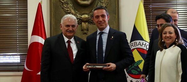 AK Parti İstanbul Büyükşehir Belediye Başkan Adayı Binali Yıldırım, Fenerbahçe Kulübü Başkanı Ali Koç'u ziyaret etti. Ali Koç, Yıldırım'a Fenerbahçe forması hediye etti. - Sputnik Türkiye