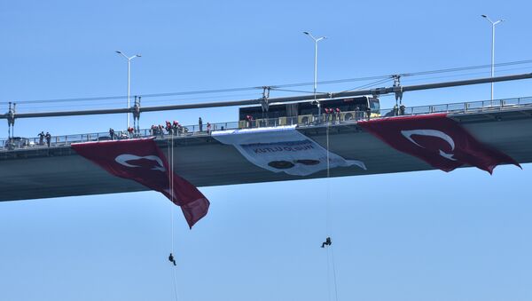 Kadın komandolar, 8 Mart için köprüden halatla indi - Sputnik Türkiye