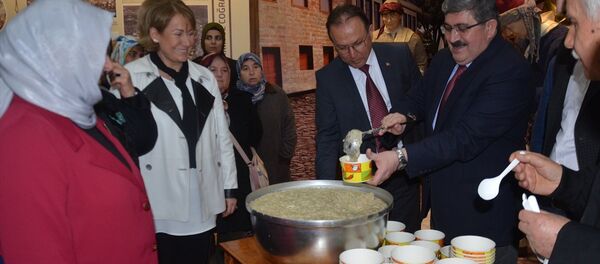 Bilecik'te erkekler 'horozlu keşkek' pişirip kadınlara ikram etti - Sputnik Türkiye