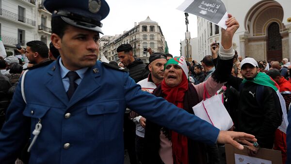 8 Mart 2019 cuma gününün protestolarında başkent Cezayir'de 5. döneme hayır sloganıyla sokaklara dökülenlere polis set çekmeye çalıştı. - Sputnik Türkiye