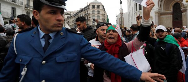 8 Mart 2019 cuma gününün protestolarında başkent Cezayir'de 5. döneme hayır sloganıyla sokaklara dökülenlere polis set çekmeye çalıştı. - Sputnik Türkiye