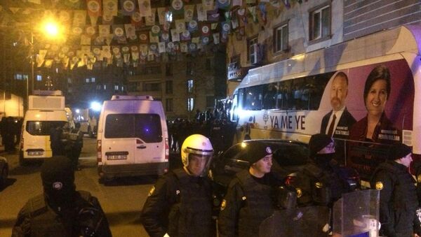 HDP Diyarbakır İl Binasına polis baskını - Sputnik Türkiye