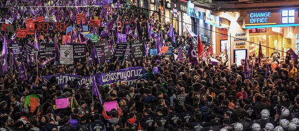 8 Mart Kadınlar Günü gece yürüyüşü - Sputnik Türkiye