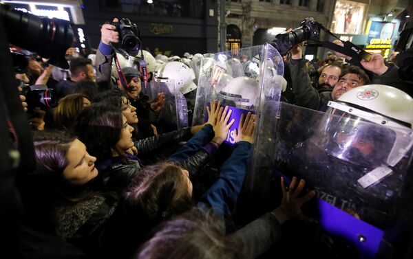 Ajansların objektifinden 8 Mart Feminist Gece Yürüyüşü - Sputnik Türkiye