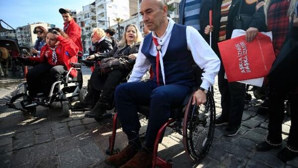 CHP'li Tunç Soyer, farkındalık için tekerlekli sandalye ile gezdi - Sputnik Türkiye