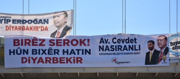 Diyarbakır'da Erdoğan için Kürtçe pankart - Sputnik Türkiye