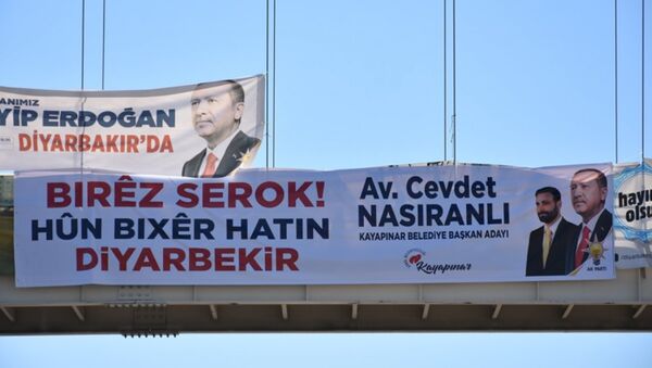 Diyarbakır'da Erdoğan için Kürtçe pankart - Sputnik Türkiye