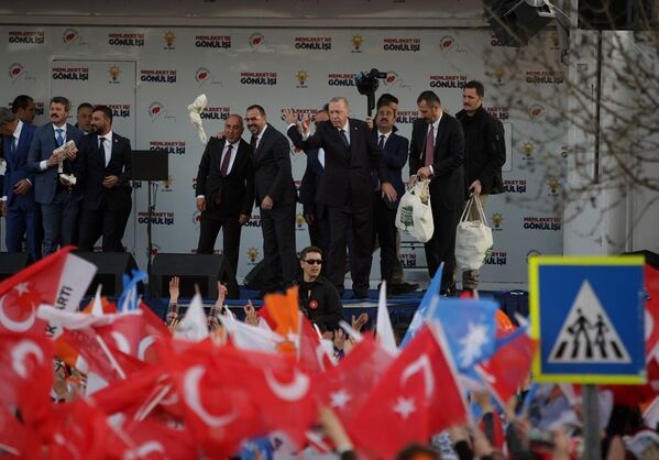 Cumhurbaşkanı Recep Tayyip Erdoğan, partisinin Diyarbakır’da düzenlediği mitingde çay dağıttı - Sputnik Türkiye