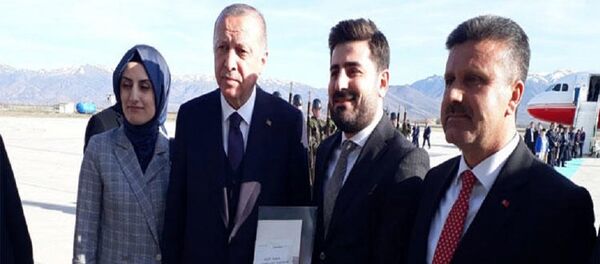 Cumhurbaşkanı Recep Tayyip Erdoğan, 1999 yılında Pınarhisar Cezaevi'ndeyken mektuplaştığı Elazığ’da yaşayan o dönem 11 yaşında olan Burak Soylu ile bir araya geldi. - Sputnik Türkiye