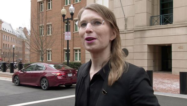 ABD'nin askeri ve diplomatik sırlarını 2010 yılında WikiLeaks ile paylaşan eski ordu istihbarat analisti Chelsea Manning - Sputnik Türkiye