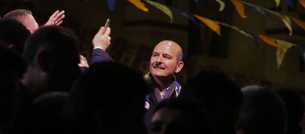İçişleri Bakanı Süleyman Soylu, İzmir'in Buca ilçesi Kasaplar Meydanı'nda vatandaşlara hitap etti. Bakan Soylu, vatandaşları selamladı. - Sputnik Türkiye