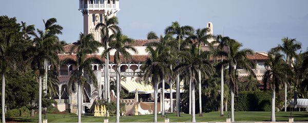 ABD Başkanı Donald Trump'ın sahibi olduğu Mar-a-Lago malikanesinde özel kulüp işletmesi, aidat ödeyen kulüp üyeleriyle misafirlerinin Trump, ailesi, dostları, Beyaz Saray çalışanları ve kabine üyeleriyle samimi olma fırsatı yakalaması pek çok etik sorunu beraberinde getiriyor. - Sputnik Türkiye