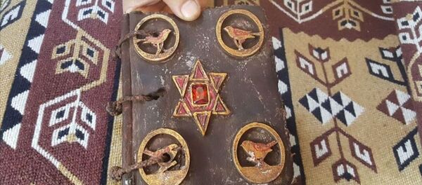 Suriye'deki iç karışıklıkta çalındığı ve tarihi nitelikte olduğu değerlendirilen deri sayfalı el yazması kitabı - Sputnik Türkiye