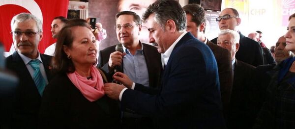 CHP Bayraklı Belediye Başkan adayı Serdar Sandal ve CHP İl Başkanı Deniz Yücel yeni üyelere rozetlerini törenle taktı - Sputnik Türkiye