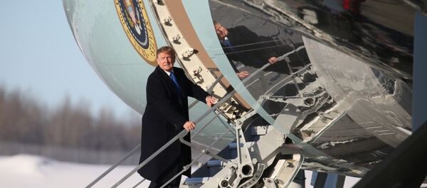Donald Trump Air Force One'a binerken - Sputnik Türkiye