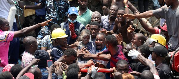 Nijerya'nın en büyük şehirlerinden Lagos'ta bir ilkokulun da bulunduğu üç katlı bir bina çöktü. Nijerya'nın en büyük şehirlerinden Lagos'ta bir ilkokulun da bulunduğu üç katlı bir bina çöktü. - Sputnik Türkiye