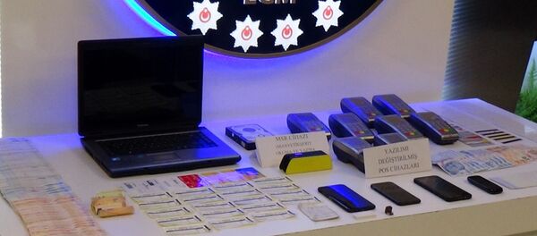 POS cihazlarıyla kredi kartı vurgunu: 250 bin lira vurgun yapan şebeke çökertildi - Sputnik Türkiye