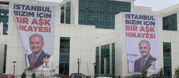 Sultangazi Haseki Eğitim ve Araştırma Hastanesi'ne Binali Yıldırım'ın afişleri asıldı - Sputnik Türkiye