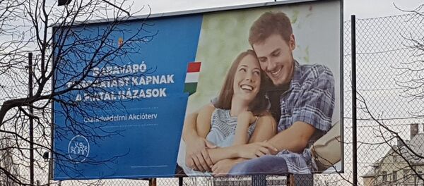 Macaristan'da geleneksel aile değerlerini ve bol çocuklu anneleri teşvik etmeyi amaçlayan posterlere bakanlar, genç çifti çok tanıdık buldu. Zira son bir yıldır piyasada sadakatsizlik teması için kullanılan fotoğraflardaki çiftti bu. - Sputnik Türkiye
