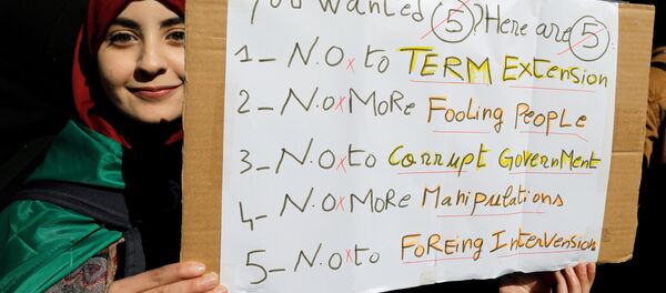 Gençlerin başını çektiği Buteflika karşıtı protestolarda halkın taleplerinin sıralandığı pankartlar açılıyor. - Sputnik Türkiye