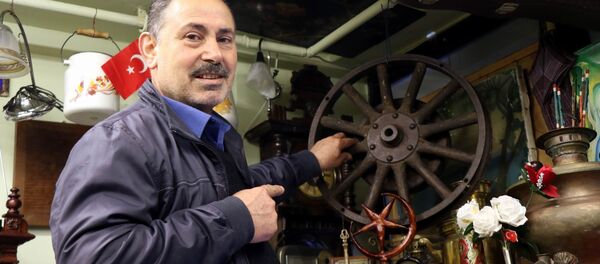 Samsun’da antikacı dükkanı bulunan Nedim Genç (63), Atatürk’ün 1919 yılında Samsun’a çıktıktan sonra kullandığı otomobilinin jantı olduğunu iddia ettiği jantı, 55 bin liraya satıyor. Samsun’da antikacı dükkanı bulunan Nedim Genç (63), Atatürk’ün 1919 yılında Samsun’a çıktıktan sonra kullandığı otomobilinin jantı olduğunu iddia ettiği jantı, 55 bin liraya satıyor. - Sputnik Türkiye