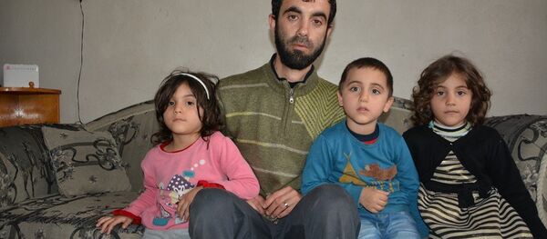 Recep Tayyip Erdoğan, Emine ve Sümeyye adlı Suriyeli çocuklar ile babaları Ahmed Nacar - Sputnik Türkiye