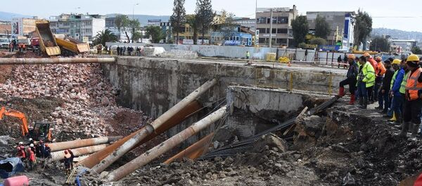 İzmir'de metro otopark inşaatındaki göçük İzmir'de metro otopark inşaatındaki göçük - Sputnik Türkiye