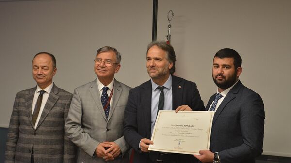 GÜVSAM ve Rusya Ortadoğu Derneği’nin gerçekleştirdiği panelin sonunda Rusya Ortadoğu Derneği Başkanı Murat Sadıkzade'ye belge takdim edildi. - Sputnik Türkiye