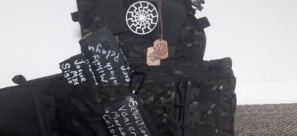 Yeni Zelanda'da iki camiye düzenlenen silahlı saldırının faili olarak açıklanan Avustralya vatandaşı Brenton Tarrant'ın kullandığı silah - Sputnik Türkiye