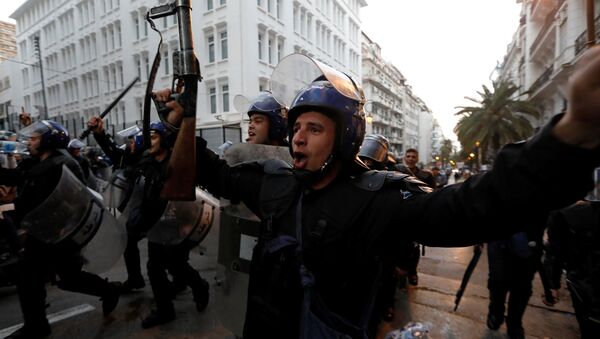 Cezayir polisinden ordu ve halk kardeştir kutlaması - Sputnik Türkiye