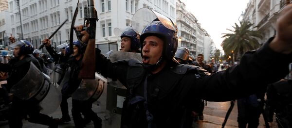 Cezayir polisinden ordu ve halk kardeştir kutlaması - Sputnik Türkiye