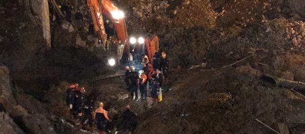 İzmir Büyükşehir Belediyesince, metro vagonları için yapılan yer altı park alanının inşaatındaki göçüğün altında kalan iki bekçiden diğerinin de cesedine ulaşıldı. - Sputnik Türkiye