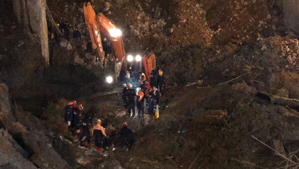 İzmir Büyükşehir Belediyesince, metro vagonları için yapılan yer altı park alanının inşaatındaki göçüğün altında kalan iki bekçiden diğerinin de cesedine ulaşıldı. - Sputnik Türkiye
