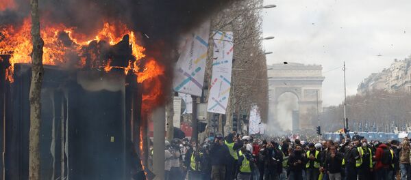 Fransa'da başkent Paris'teki Sarı Yelekliler gazete bayileri ateşe verildi - Sputnik Türkiye