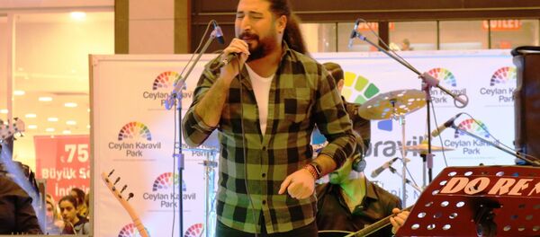 'O Ses Türkiye' yarışmasında birinci olan şarkıcı Ferat Üngür - Sputnik Türkiye