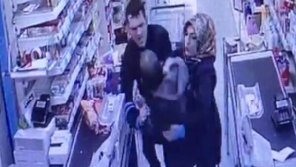 Marketten bebek maması çalarken yakalanan adam gözaltına alındı - Sputnik Türkiye