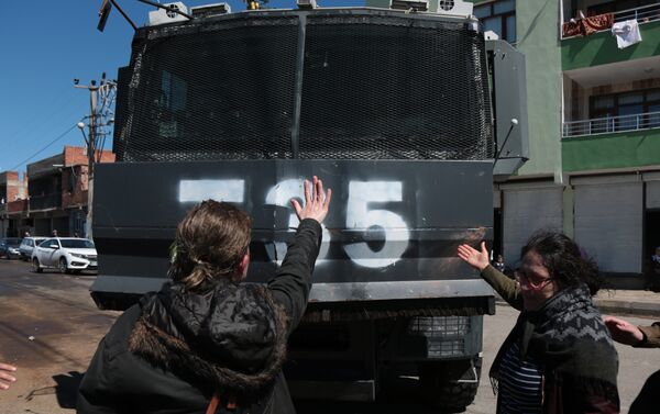 HDP'lilere mezarlık yasağı: Yürümek isteyenlere polis müdahalesi - Sputnik Türkiye