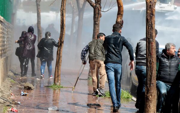 HDP'lilere mezarlık yasağı: Yürümek isteyenlere polis müdahalesi - Sputnik Türkiye