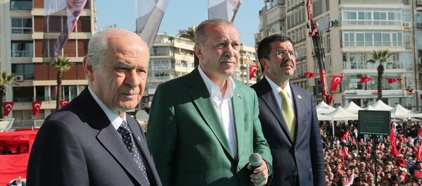 Türkiye Cumhurbaşkanı ve AK Parti Genel Başkanı Recep Tayyip Erdoğan (ortada) ile MHP Genel Başkanı Devlet Bahçeli (solda) ve AK Parti İzmir Büyükşehir Belediye Başkan Adayı Nihat Zeybekci - Sputnik Türkiye