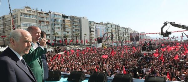 AK Parti-MHP İzmir ortak mitingi, Türkiye Cumhurbaşkanı ve AK Parti Genel Başkanı Recep Tayyip Erdoğan (ortada) ile MHP Genel Başkanı Devlet Bahçeli (solda) ve AK Parti İzmir Büyükşehir Belediye Başkan Adayı Nihat Zeybekci'nin de (sağda) katılımıyla Gündoğdu Meydanı'nda gerçekleştirildi. - Sputnik Türkiye