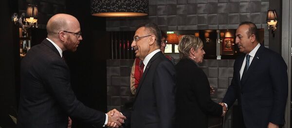 Cumhurbaşkanı Yardımcısı Fuat Oktay ve Dışişleri Bakanı Mevlüt Çavuşoğlu, Yeni Zelanda’da iki camiye yönelik terör saldırısında 50 kişinin hayatını kaybettiği, 50 kişinin de yaralandığı Christchurch kentine geldi. Oktay ve Çavuşoğlu, saldırının gerçekleştiği Nur Camisi'ni ziyaret ettikten sonra Christchurch Belediye Başkanı Lianne Dalziel (sağ 2) ile görüştü. - Sputnik Türkiye