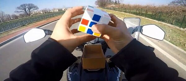 Motosiklet sürerken ellerini bırakıp rubik küp çözen kişi - Sputnik Türkiye